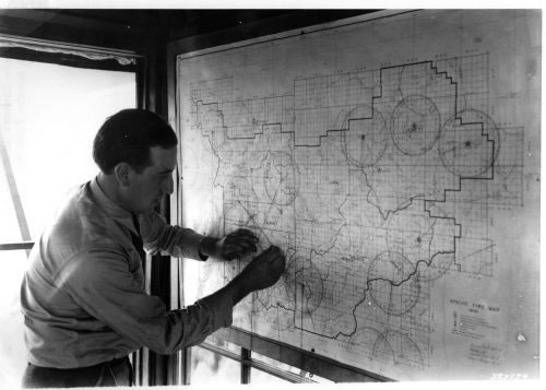 sighting a fire with alidade and protractor (1913)